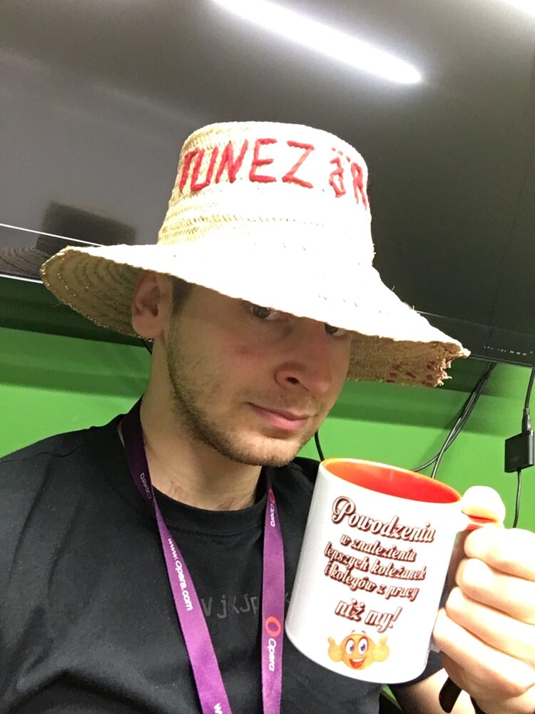 A 'TUNEZJA' straw hat at Opera